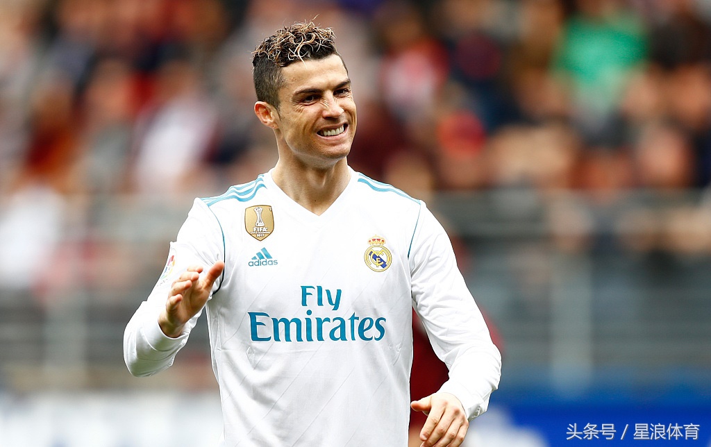 c罗停球转身一个长传球技秀起来,c罗三次变向过人