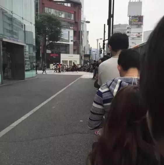 不是我吹，这家珠宝店你排一个星期的队都进不了店