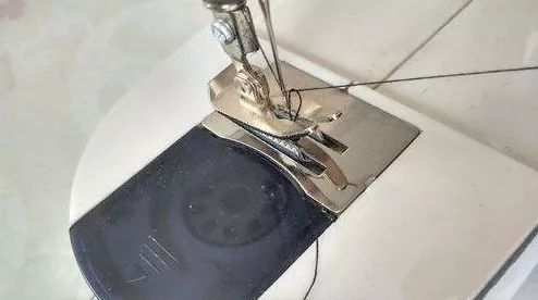 缝纫机底线跳线的原因及解决方法,缝纫机跳线比较严重怎么调整