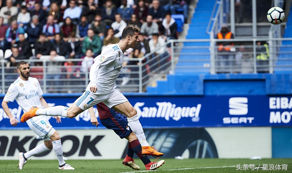 c罗停球转身一个长传球技秀起来,c罗三次变向过人