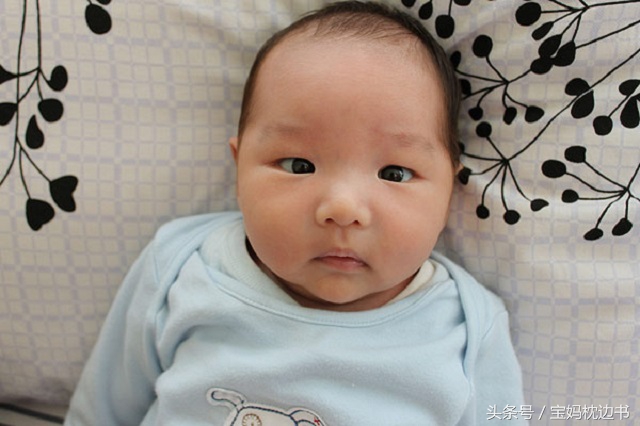 小婴儿对眼是天生的还是后天的,感觉宝宝眼睛有点对眼