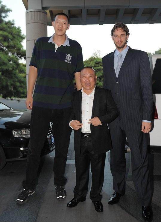 篮球最高的巨人姚明,世界上最高的人姚明身高多少