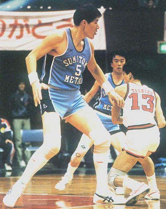 篮球最高的巨人姚明,世界上最高的人姚明身高多少