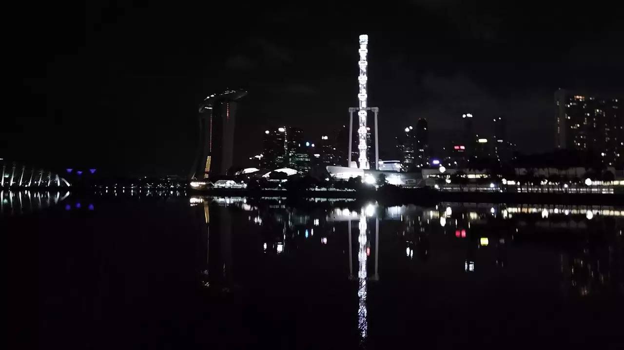 跑出一腿痱子热到炸裂！就这么铭记了新加坡日落马拉松的最美日出