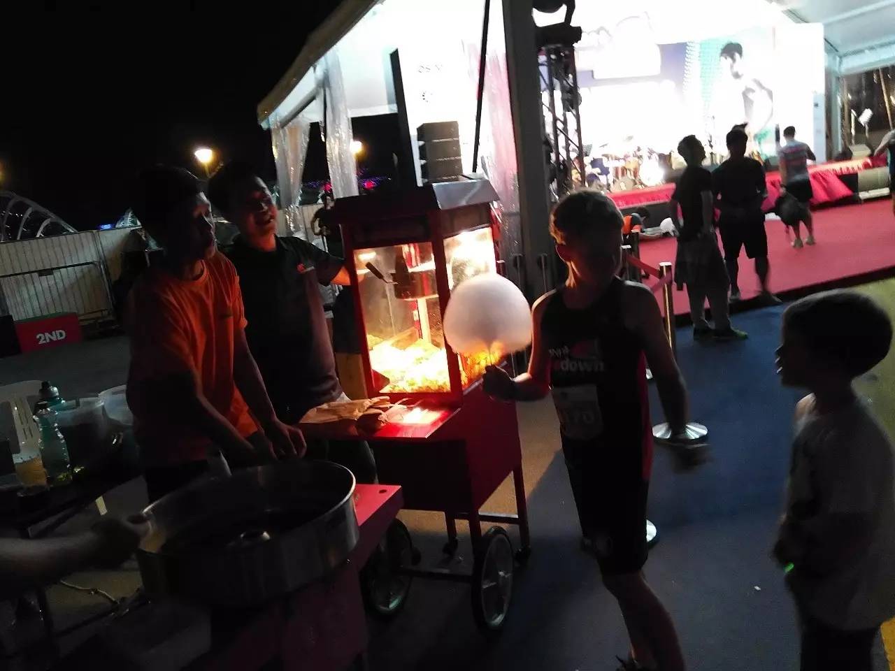 跑出一腿痱子热到炸裂！就这么铭记了新加坡日落马拉松的最美日出