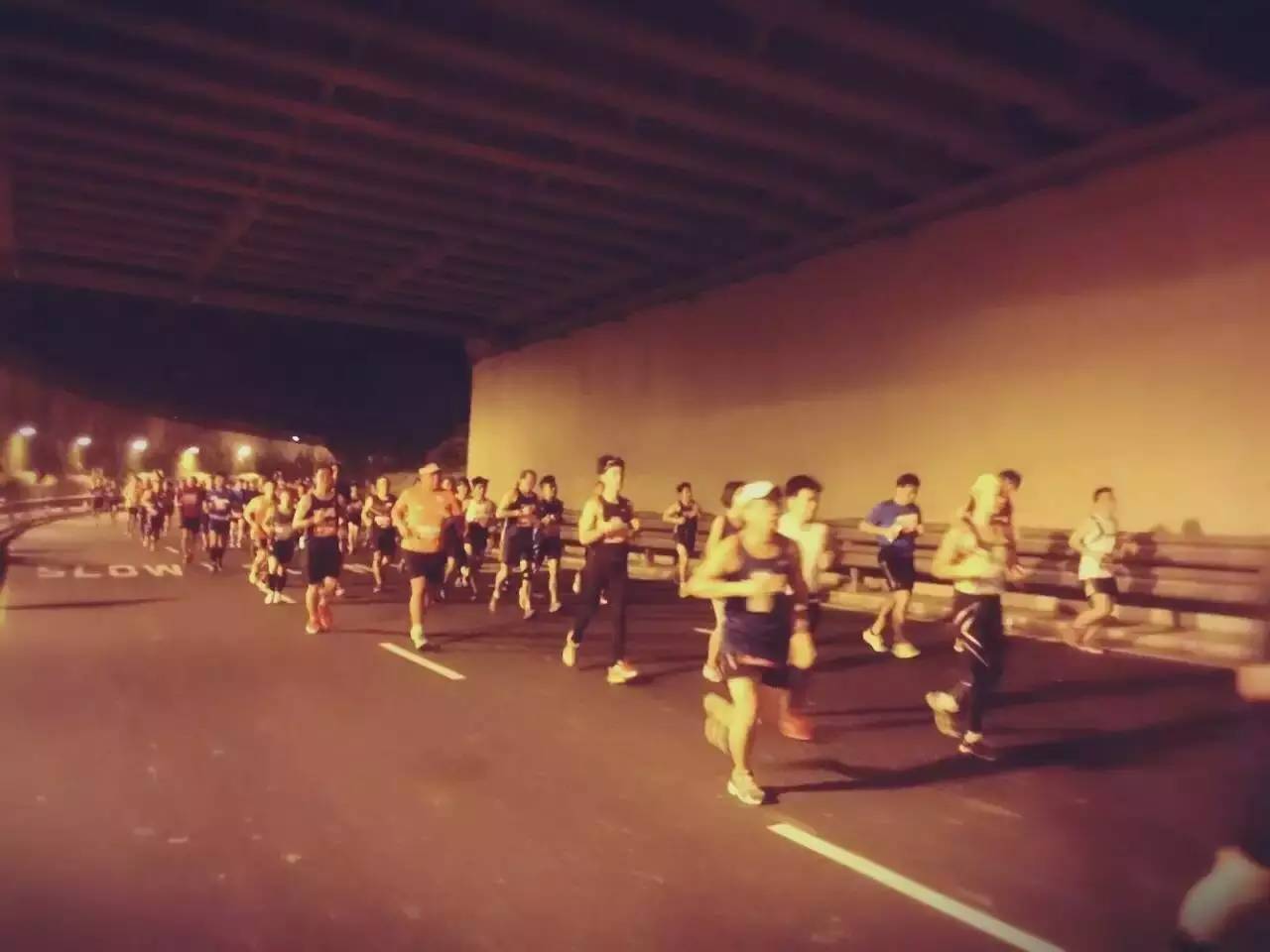 跑出一腿痱子热到炸裂！就这么铭记了新加坡日落马拉松的最美日出