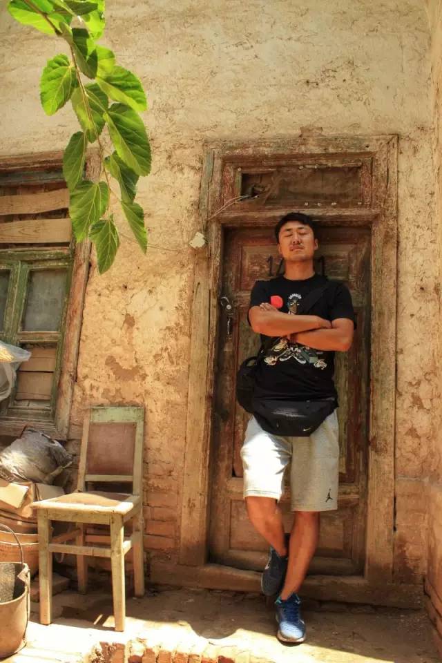 旅行叫他变沧桑，也叫他犯二，但还是死性不改