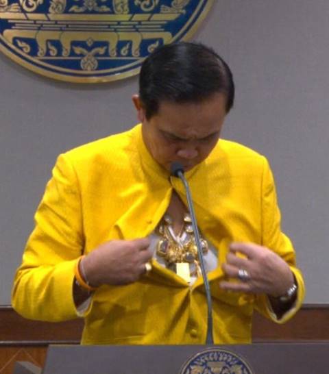 来见识一下，泰国总理巴育的贴身佛牌长什么样