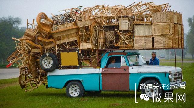 流浪汉用垃圾桶造房子,流浪汉自己用木头建了个房子