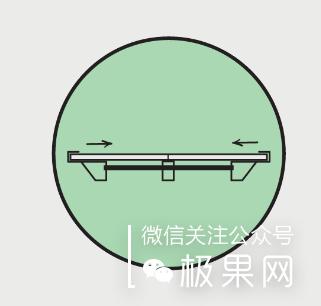 流浪汉用垃圾桶造房子,流浪汉自己用木头建了个房子