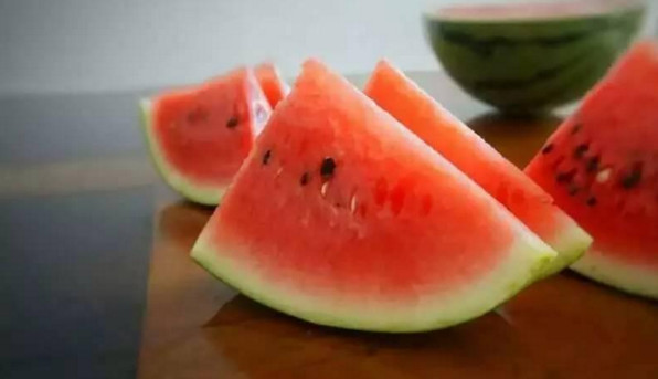 西瓜用勺子挖一半,西瓜用勺子挖着吃有什么不好