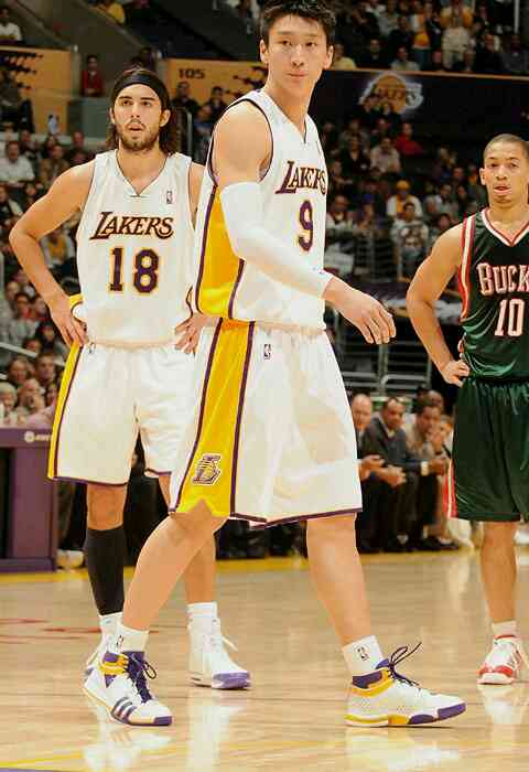 NBA球员的比赛服不归自己所有，送球迷还要自掏腰包？