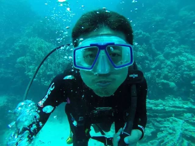 旅行叫他变沧桑，也叫他犯二，但还是死性不改