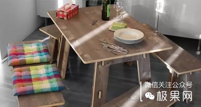 流浪汉用垃圾桶造房子,流浪汉自己用木头建了个房子