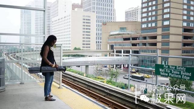 流浪汉用垃圾桶造房子,流浪汉自己用木头建了个房子