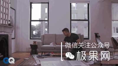 流浪汉用垃圾桶造房子,流浪汉自己用木头建了个房子