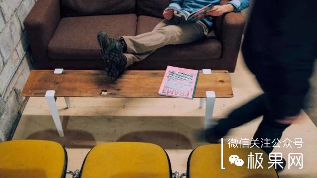 流浪汉用垃圾桶造房子,流浪汉自己用木头建了个房子