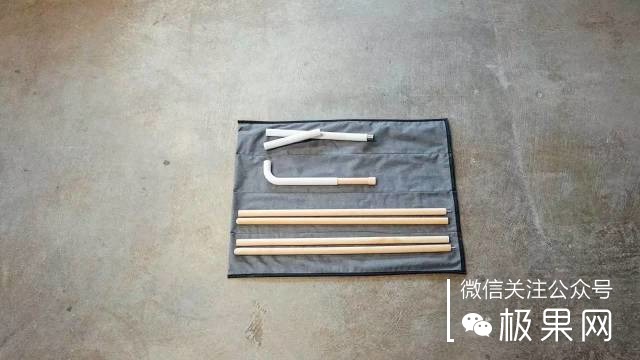 流浪汉用垃圾桶造房子,流浪汉自己用木头建了个房子