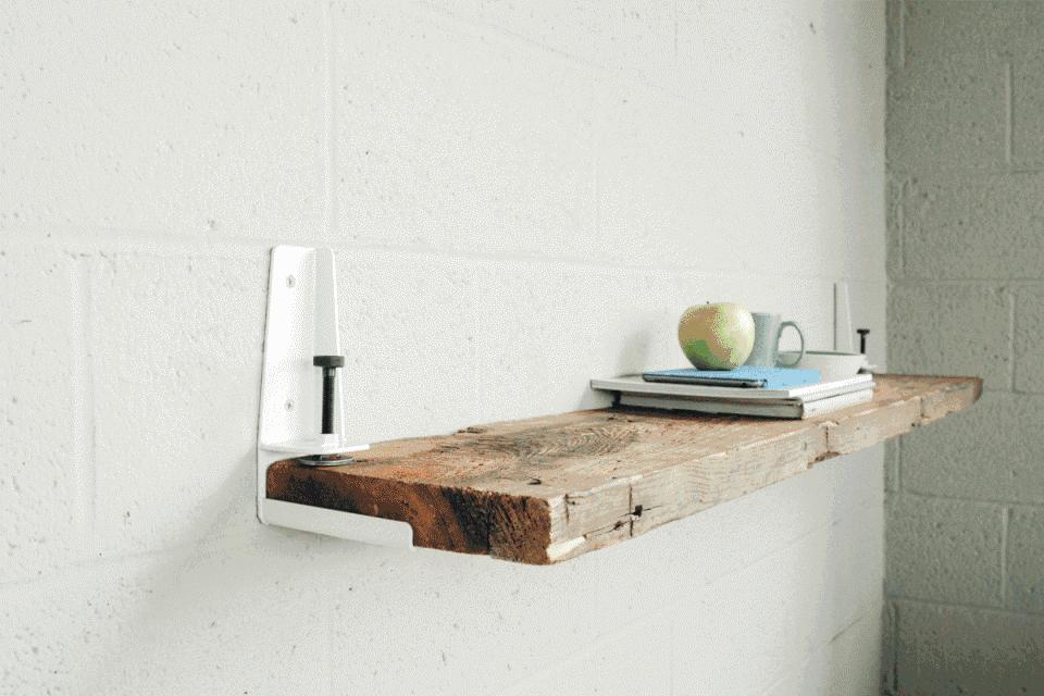 流浪汉用垃圾桶造房子,流浪汉自己用木头建了个房子