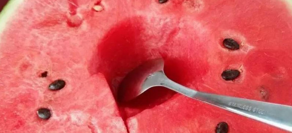 西瓜用勺子挖一半,西瓜用勺子挖着吃有什么不好
