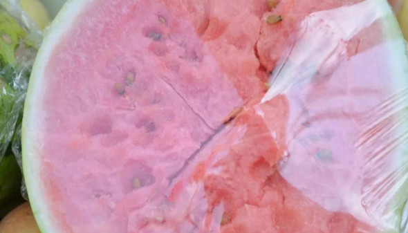 西瓜用勺子挖一半,西瓜用勺子挖着吃有什么不好