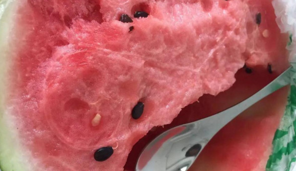 西瓜用勺子挖一半,西瓜用勺子挖着吃有什么不好