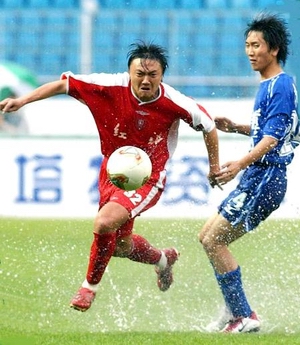 他被誉为四川足球旗帜人物为朋友出头身中数刀无惧色