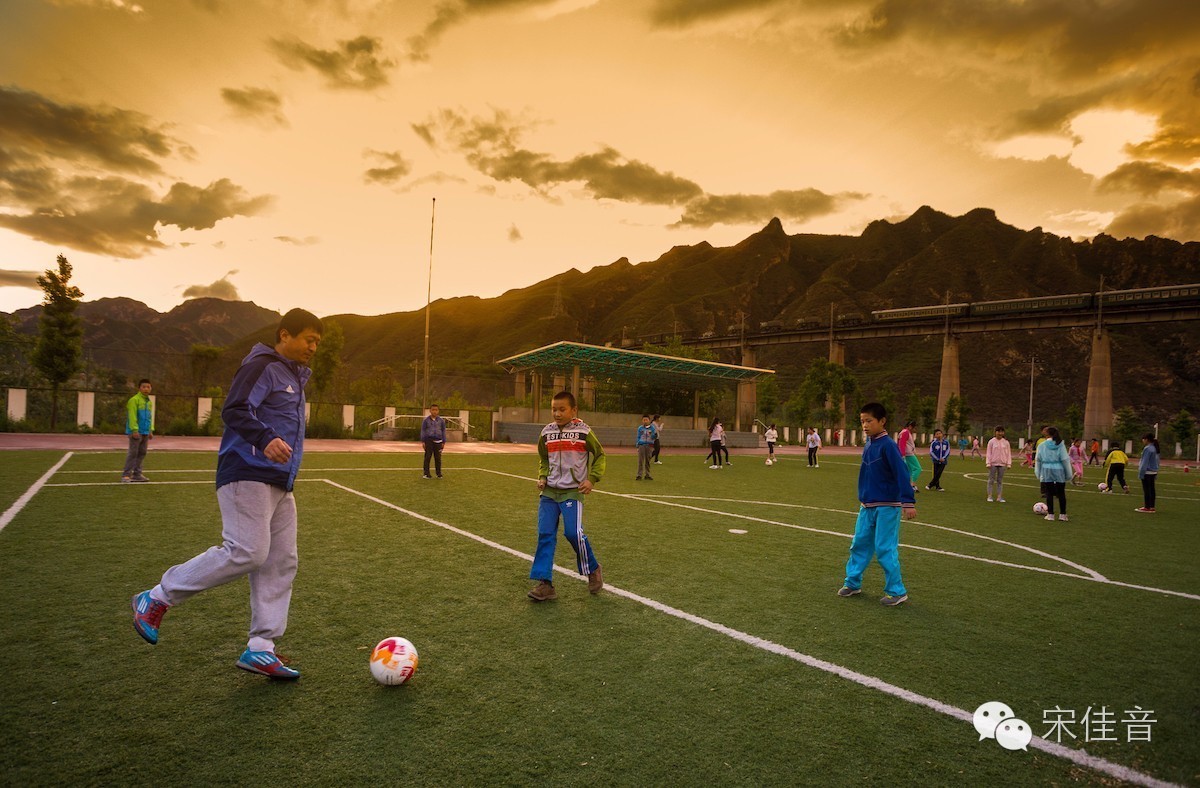 电影山里孩子踢足球,山里娃踢全国足球