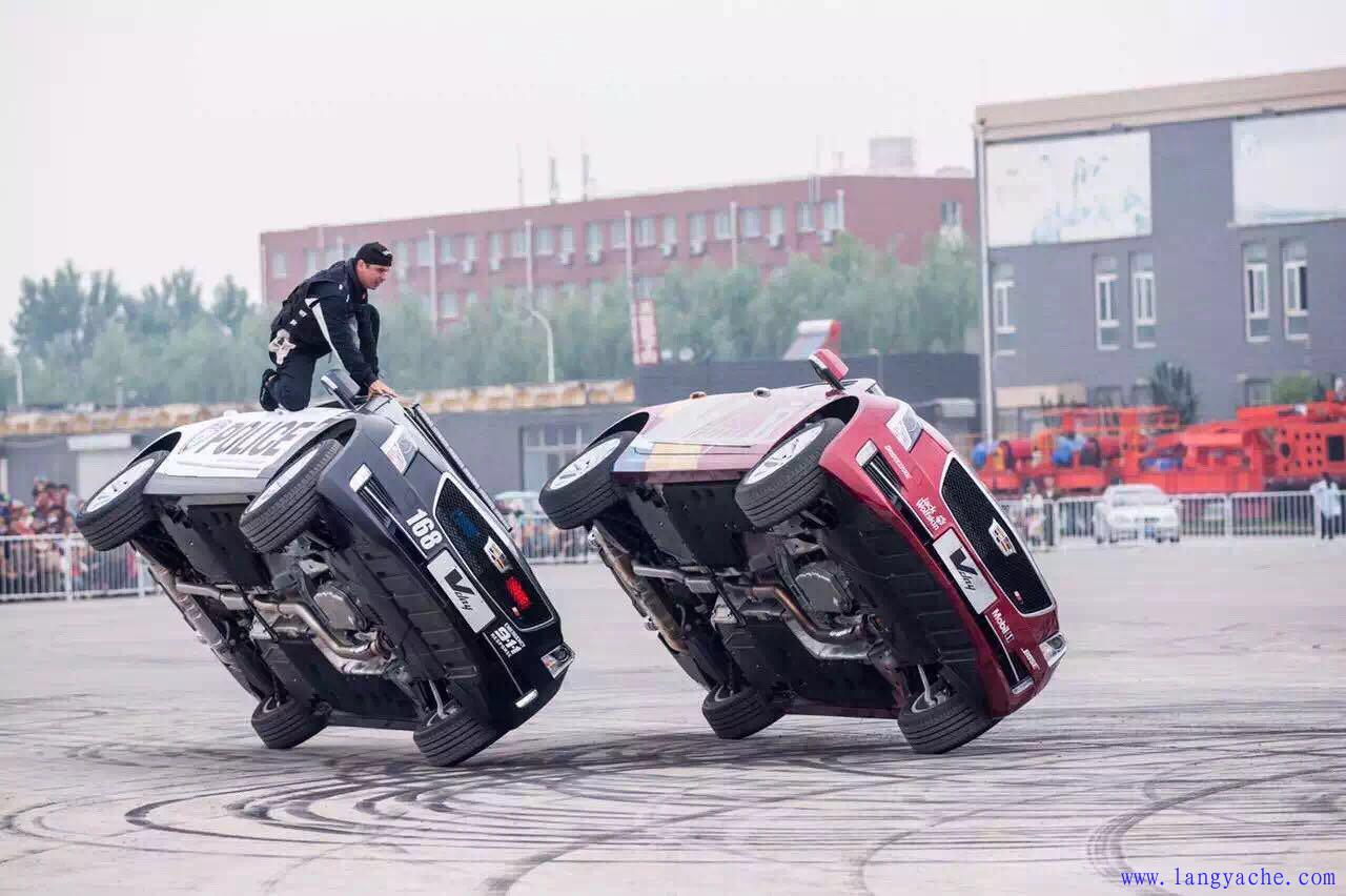 凯迪拉克灯光秀豪车,凯迪拉克飙车的精彩片段