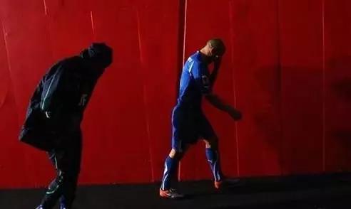 男儿有泪不轻弹中国军人,男儿有泪不轻弹天下足球