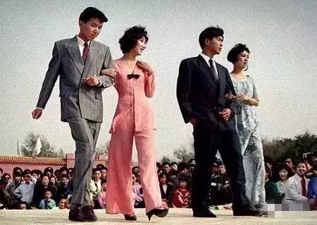 余文乐算毛线！我们的爸妈才是当年的“潮人”！