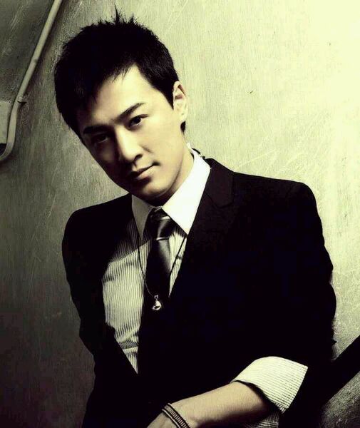 他是将门、富商之后，也是谦逊有礼的明星，却唯独拿女友没办法？