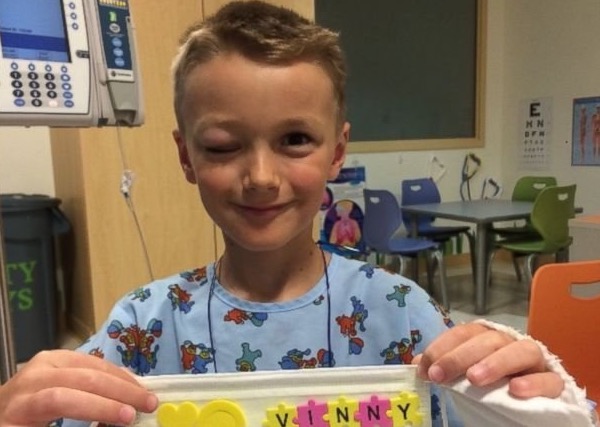 留头发捐给癌症患者的小男孩,小孩留长发捐赠给癌症患者