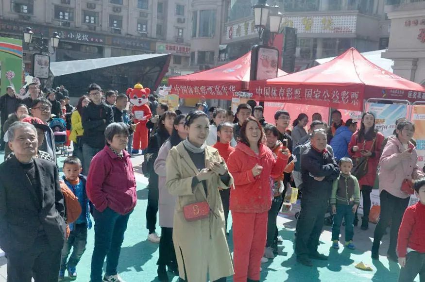 这个街头不一般！江西体彩嘉年华大型地推活动“敲响”世界杯倒计时