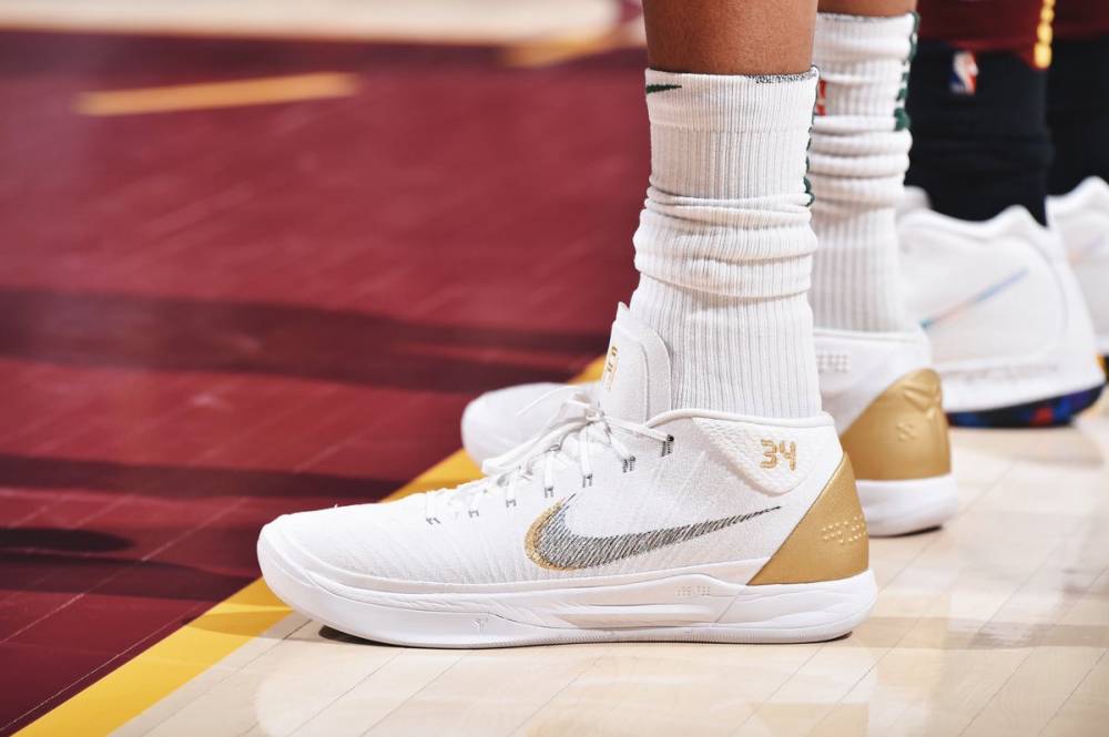 【踏破铁鞋】今日球鞋MVP：斯蒂芬森Nike2K4尴尬脱胶