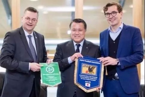 双刃剑体育成为大巴黎大陆及香港独家代理，猜猜羽生一双冰鞋拍出多少钱？｜懒熊早知道