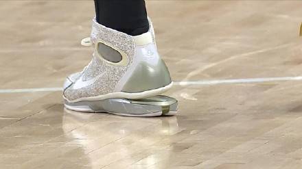 【踏破铁鞋】今日球鞋MVP：斯蒂芬森Nike2K4尴尬脱胶