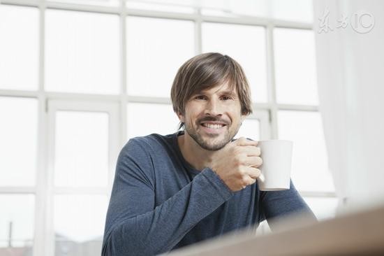 头发稀少适合的发型男士,男生头发稀少很显老一招解决