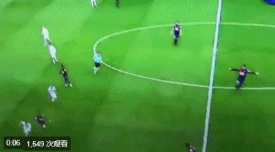 c罗停球转身一个长传球技秀起来,c罗三次变向过人