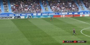 c罗停球转身一个长传球技秀起来,c罗三次变向过人