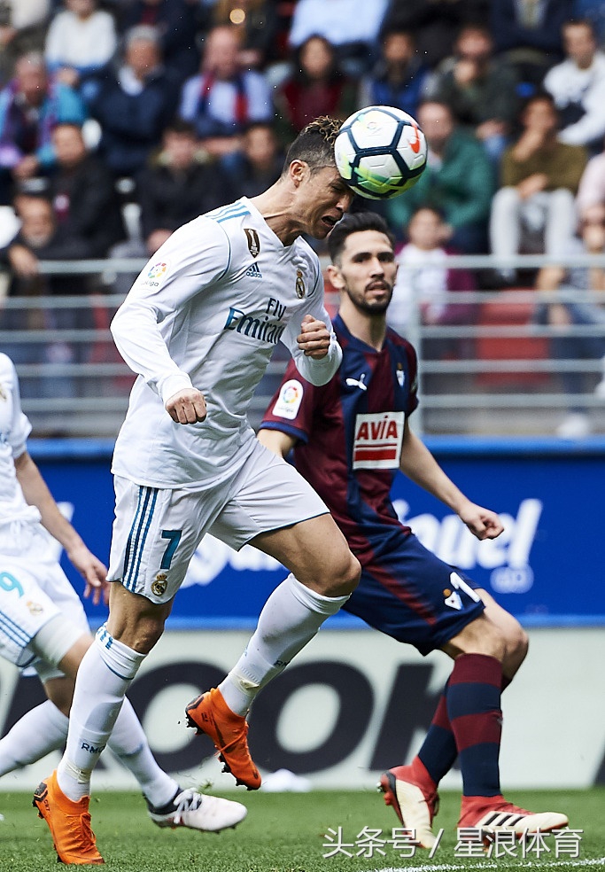 c罗停球转身一个长传球技秀起来,c罗三次变向过人