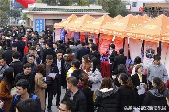 武汉2019夏季招聘会现场,武汉招工月薪1万以上的