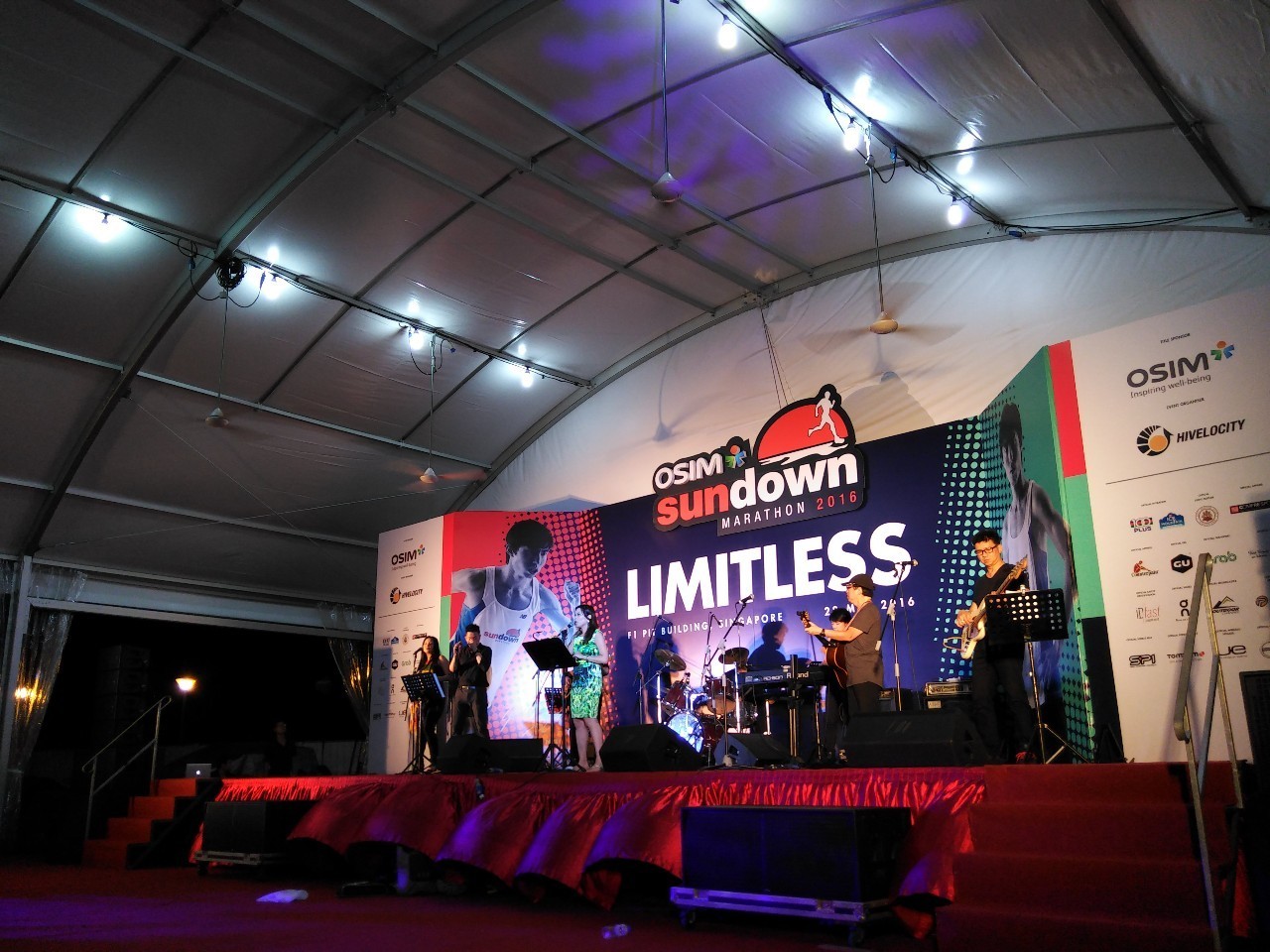 跑出一腿痱子热到炸裂！就这么铭记了新加坡日落马拉松的最美日出