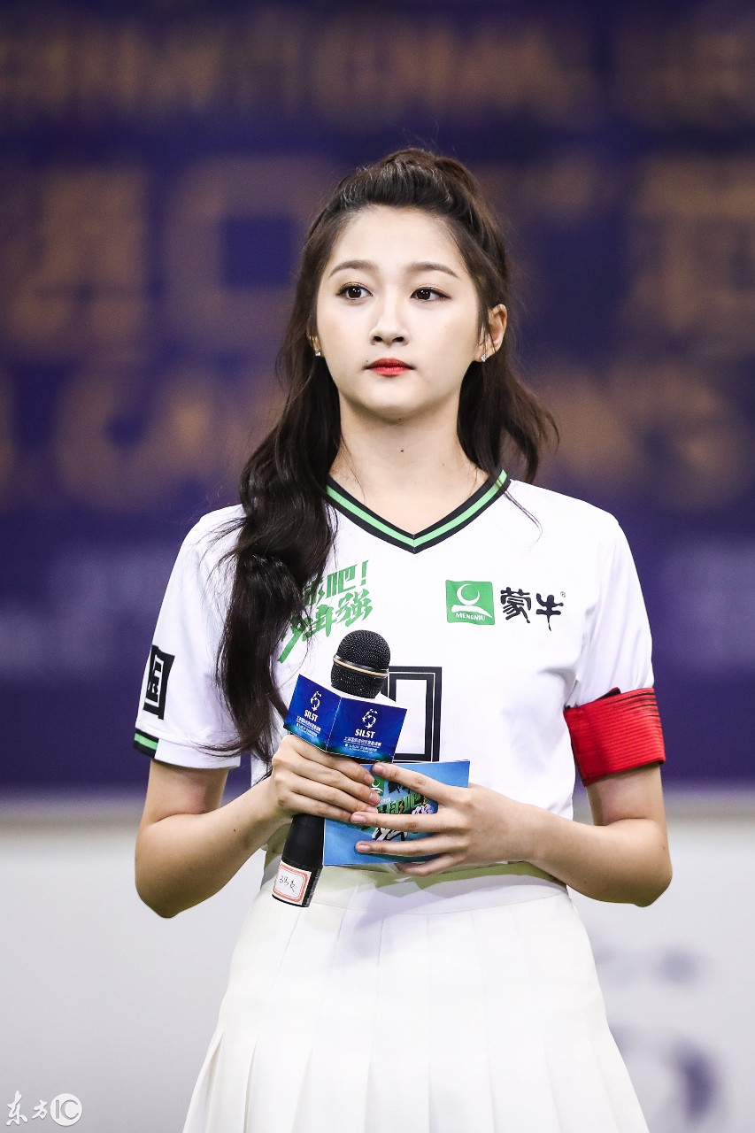 关晓彤足球宝贝助力世界杯,关晓彤踢足球照