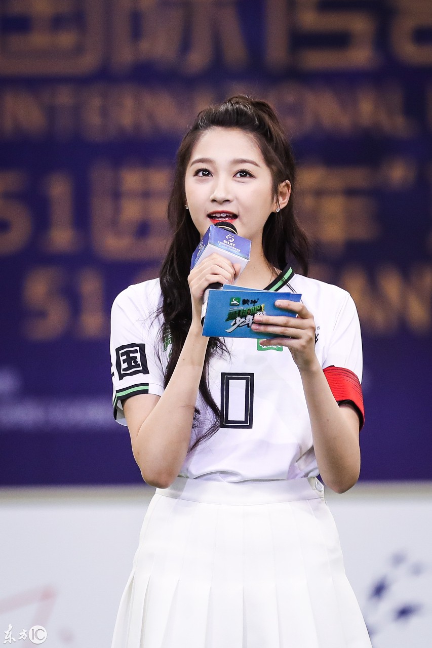 关晓彤足球宝贝助力世界杯,关晓彤踢足球照