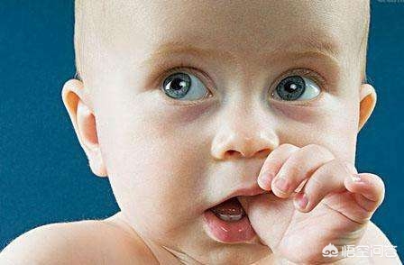 一喂奶就咬奶嘴不喝奶,一喂奶宝宝就咬奶