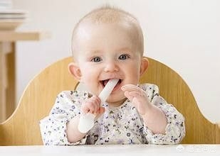 一喂奶就咬奶嘴不喝奶,一喂奶宝宝就咬奶