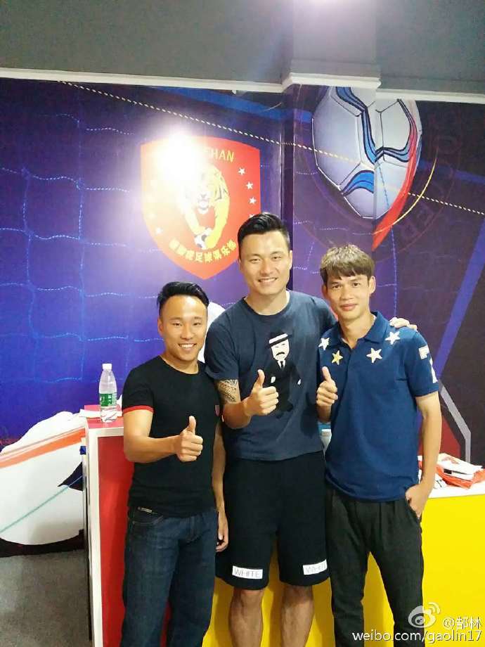 李帅和郜林,李帅拥抱郜林