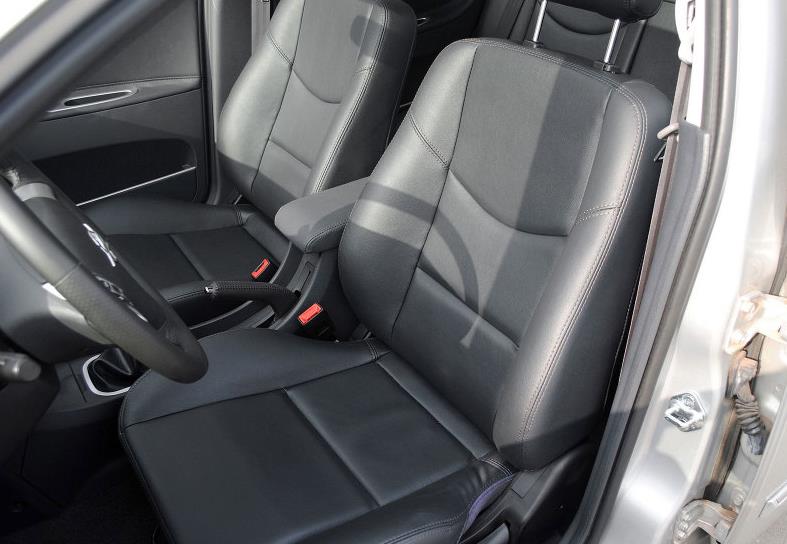 车子在马路上跑,车子在马路上跑得很快