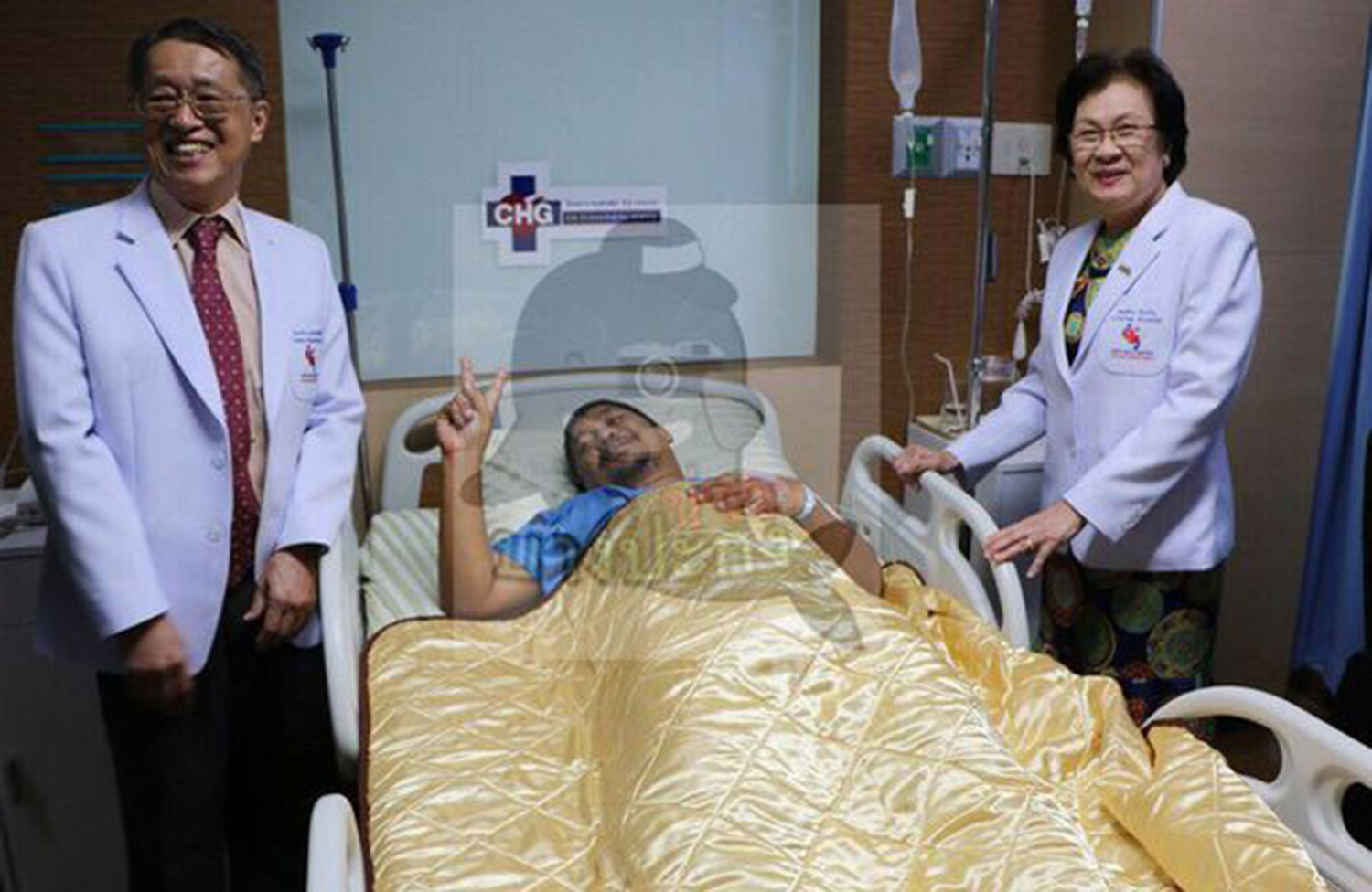 泰国一男子上厕所时被马桶里钻出的蟒蛇咬伤*体下**